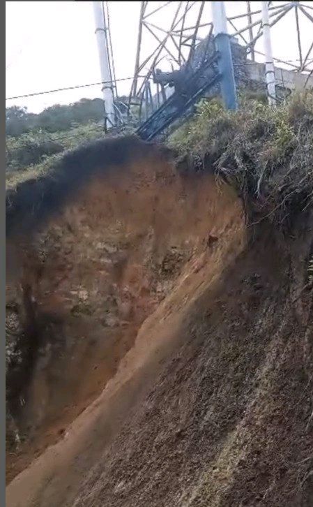 JLopezCCS's tweet photo. Deslave podría inestabilizar torre del sistema de carga del Teleférico de Mérida
 https://t.co/qKYGS4o3Bs https://t.co/STARcnumV6
