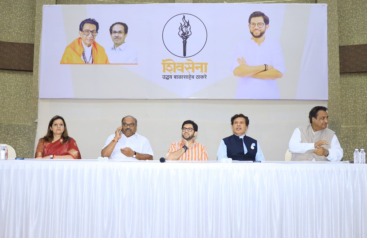 AUThackeray's tweet photo. मुंबई उत्तर पश्चिम लोकसभा मतदार संघाचे उमेदवार @AmolGKirtikar जी ह्यांच्या प्रचारासाठी अंधेरी येथील लोखंडवाला सेलिब्रेशन क्लब येथे नागरिकांशी संवाद साधला.

ह्यावेळी शिवसेना नेते, आमदार @advanilparab जी, उपनेत्या खासदार @priyankac19 जी, राष्ट्रवादी काँग्रेस-शरदचंद्र पवार पक्षाचे सरचिटणीस, प्रवक्ते @narendrabverma जी, काँग्रेसचे माजी आमदार बलदेव खोसा जी, उपनेत्या विभाग संघटक राजूल पटेल जी, शिवसेनेचे वर्सोवा विधानसभा संघटक @shaileshphanse जी, वर्सोवा उपविभाग प्रमुख @RajuPednekar2 जी ह्यांच्यासह मविआ आघाडीचे पदाधिकारी, कार्यकर्ते, शिवसैनिक उपस्थित होते.