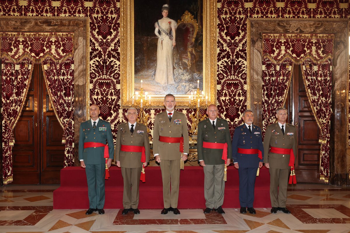 El Rey recibe en audiencia militar a un grupo de generales de división, tras haber sido designados para asumir el mando de distintas unidades militares. ➡️casareal.es/ES/Actividades…