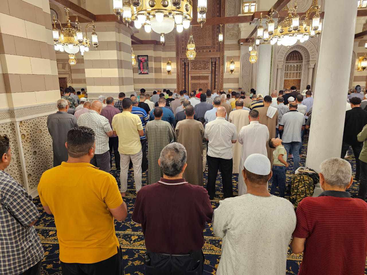 بوابة الوفد| صور.. مئات المصلين يؤدون صلاة الظهر بمسجد السيدة زينب بعد افتتاحه 