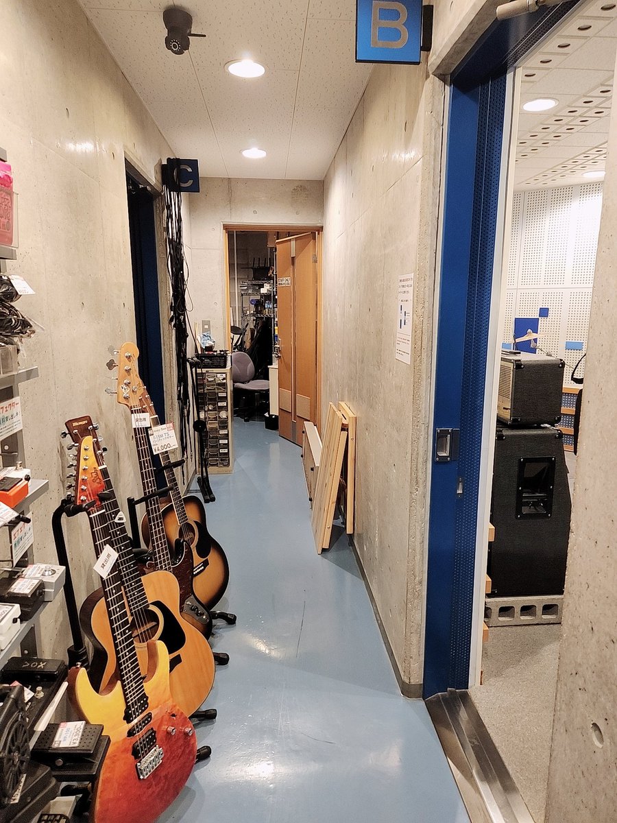 keiyoshidakds's tweet photo. ミッキー大場さんバンドの練習に、
夙川に有りますスタジオ「NU-VU」に初めて来させて頂いています🎵
とても綺麗な良いスタジオです!
!
#ミッキー大場 #NUVU #バンド #夙川 https://t.co/BftzsT9WXZ