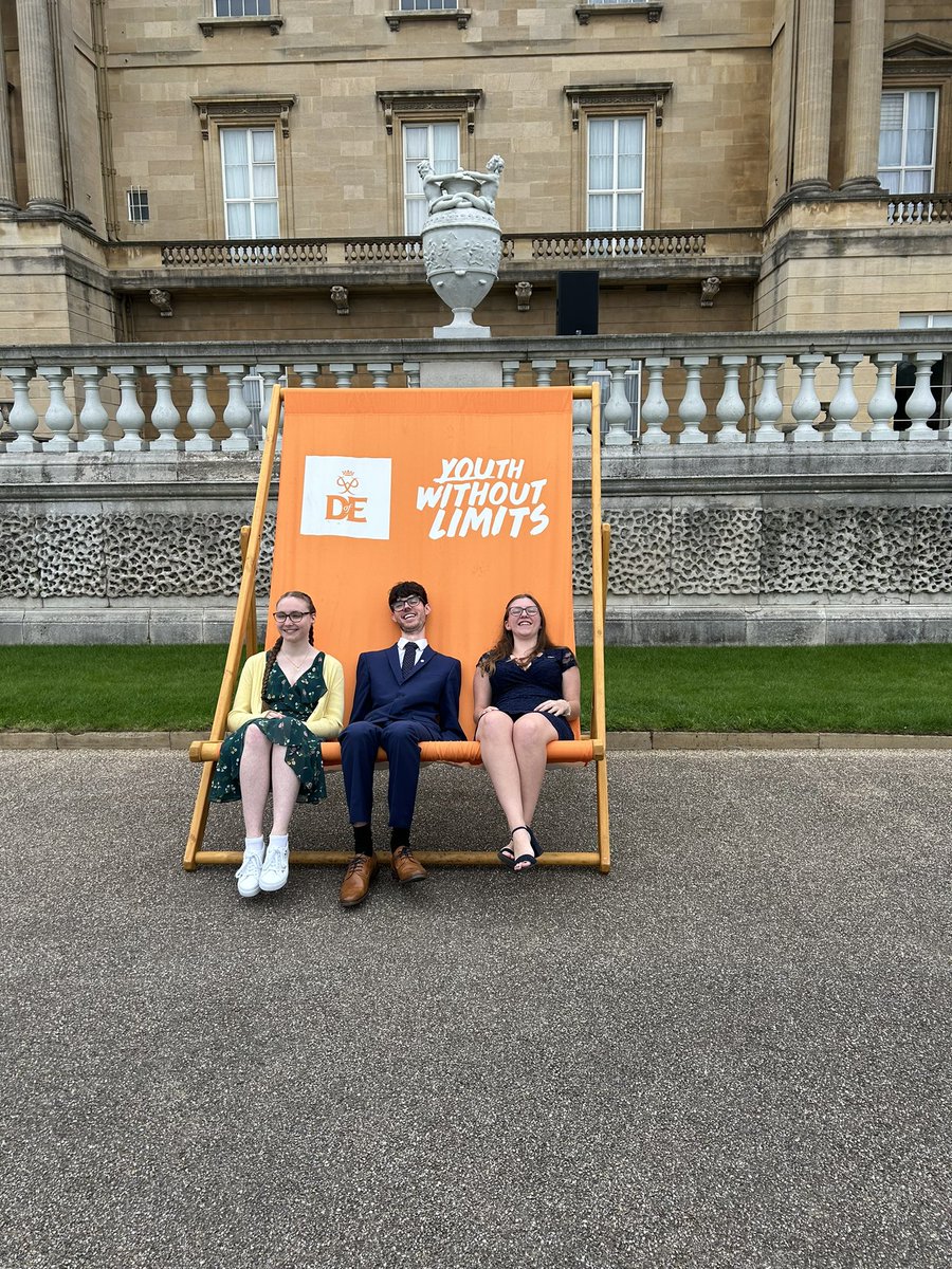 VickiParry6's tweet photo. @EDarwinAcademy @EDADofE Mr Walklate’s gold warriors at Buckingham Palace! #dofe #goldwarriors #weareEDA #edatastic https://t.co/x6N0u53NWE