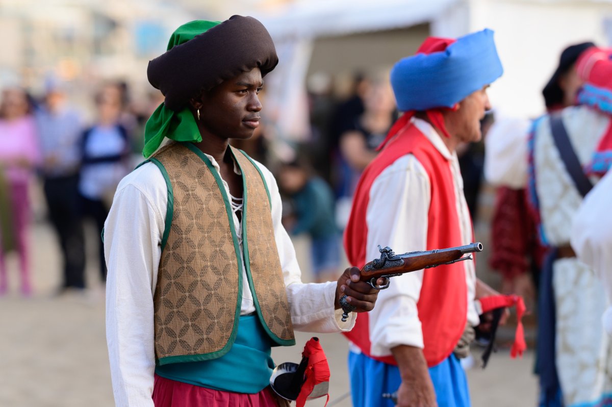 ¡El sábado revivimos la historia de #AliElCanarioen #LaPlayaDeLasCanteras! 👏

Cerca de un centenar de voluntarios recrearon en La Puntilla las heroicas gestas de este pirata nacido en Triana, conocido por liberar a miles de esclavos canarios.

@AyuntamientoLPA