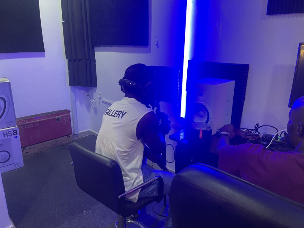 iamcledoo's tweet photo. I’m so sorry,  time wey I for give up done pass o “Nah last year” not anymore,  we die in the game brother 🎧🎤💥 https://t.co/VPcv5f9jpM