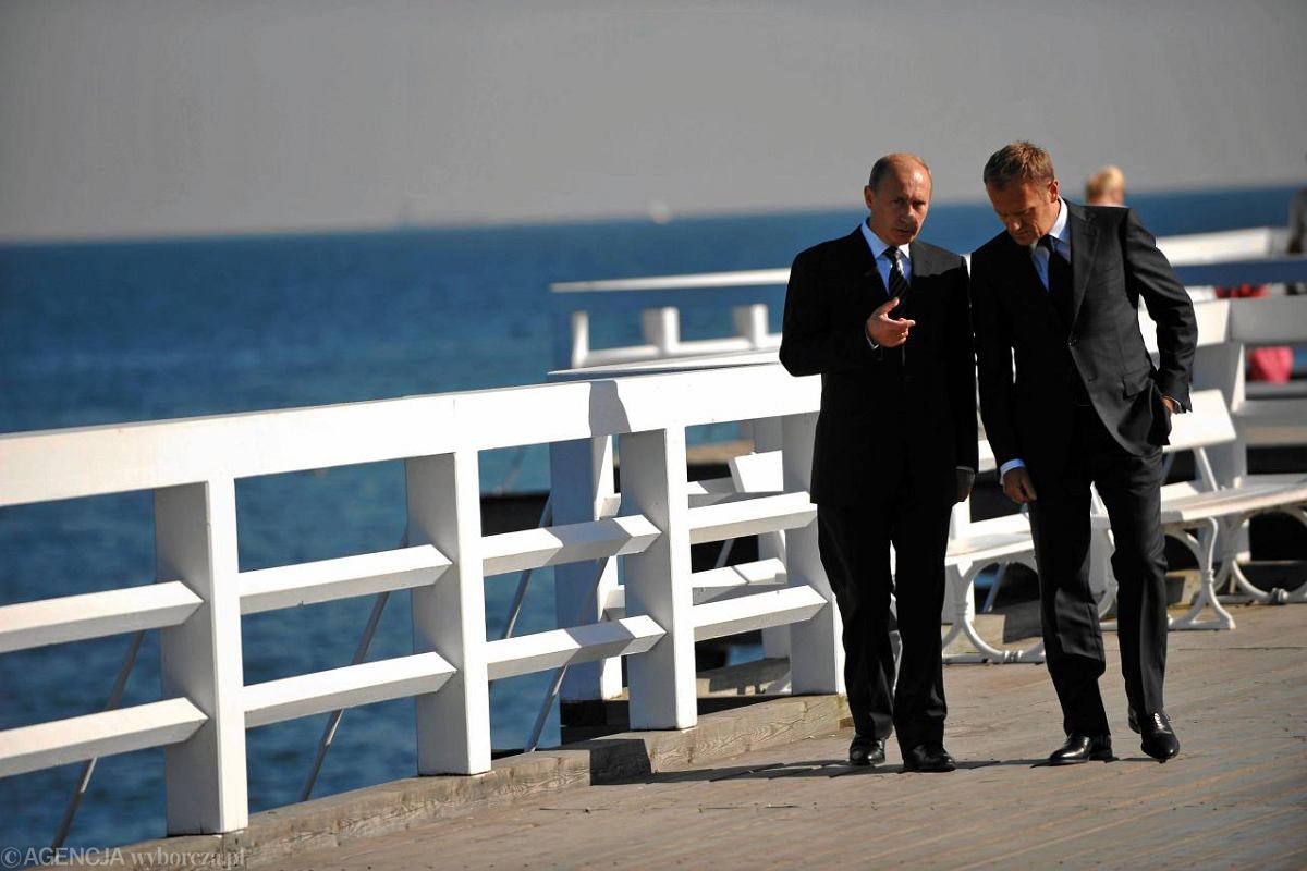 Niepublikowana dotąd fotografia Donalda Tuska prowadzącego znienawidzonego Władimira Putina na koniec sopockiego molo, aby tam zrzucić go do morza.