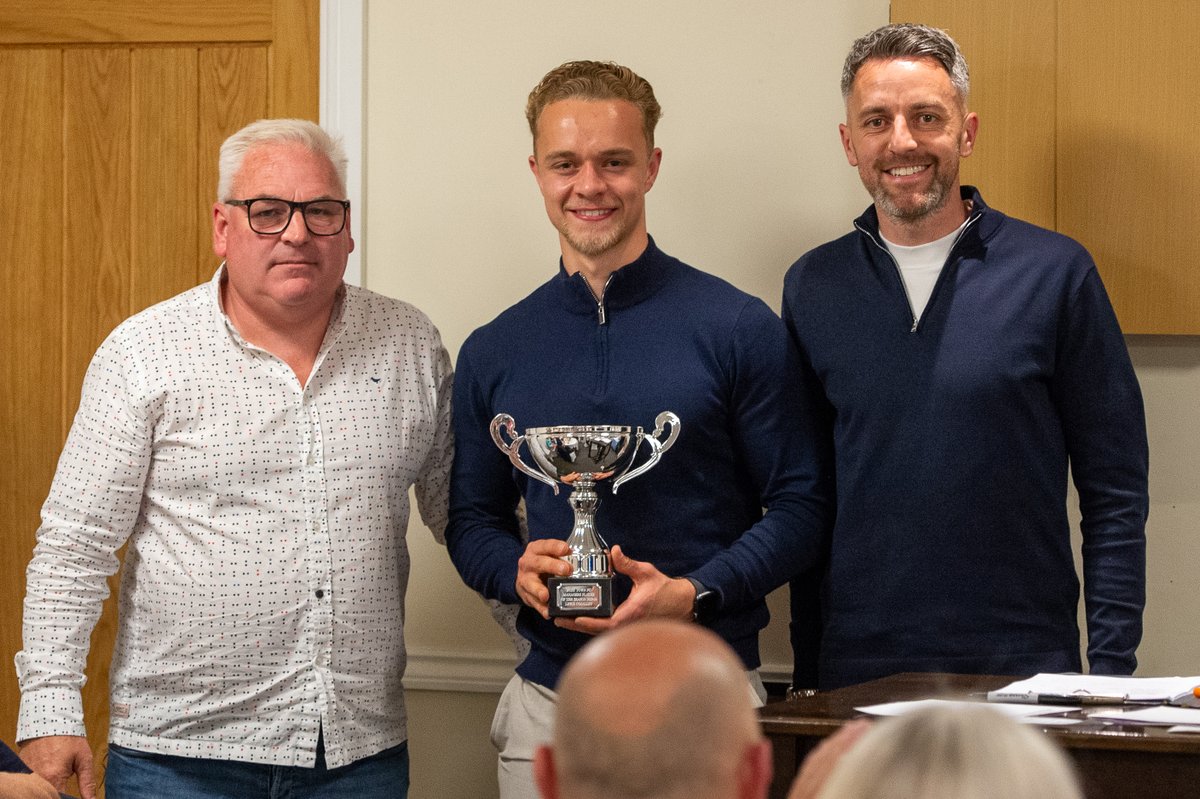 🏆𝐌𝐚𝐧𝐚𝐠𝐞𝐫𝐬 𝐏𝐥𝐚𝐲𝐞𝐫 𝐨𝐟 𝐭𝐡𝐞 𝐒𝐞𝐚𝐬𝐨𝐧 𝟐𝟎𝟐𝟑-𝟐𝟒 This seasons Managers Player of the Season was awarded to Lewis O'Malley (@1LewisOMalley) and presented by Manager Cole Skuse and Main Club Sponsor Glenn Edwards.