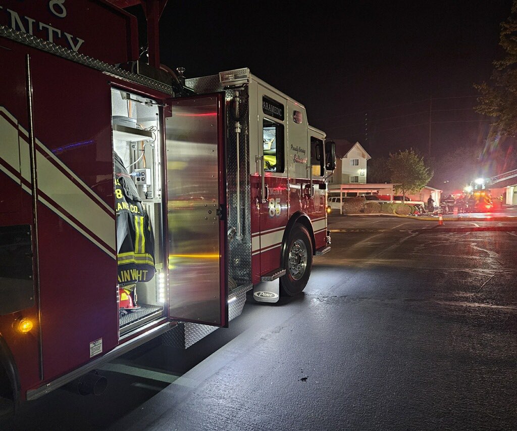 spokaneco8_3711's tweet photo. 5/13/24 @ 1:24am #engine85 & #engine84 assisted @SpokaneValleyFD with a 2nd alarm structure fire involving multiple apartment units, treating and sending 2 patients to the hospital with AMR for further evaluation. Crews currently investigating the cause. #spokanecounty @SCFD8 https://t.co/Y4nQ9NCoGd
