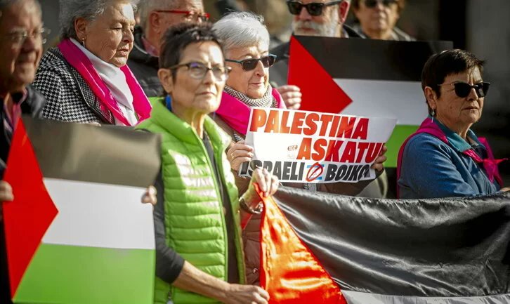 [ACTUALIZACIÓN] La marcha por la Nakba convocada por BDZ en Iruñea será una manifestación silenciosa iluminada con velas que partirá de la Plaza del Ayuntamiento a las 00.00 de la noche del martes al miércoles. 

naiz.eus/eu/info/notici…