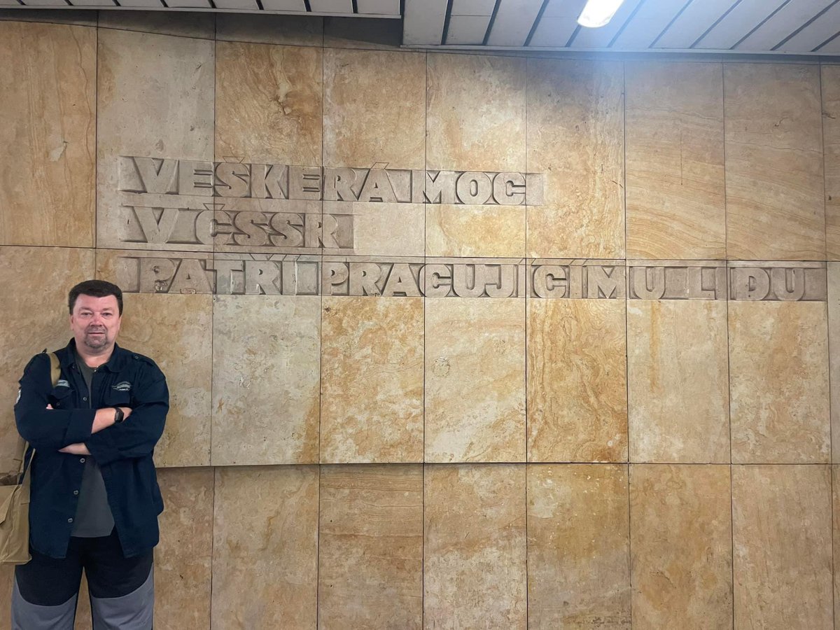 libalkarel's tweet photo. Tak fajn, na Andělu přibude vysvětlující tabulka. A co se stane na Hradčanské? 🤔 (Na mě nekoukejte, čtěte nápis 😉) https://t.co/ncHeNZgwXT