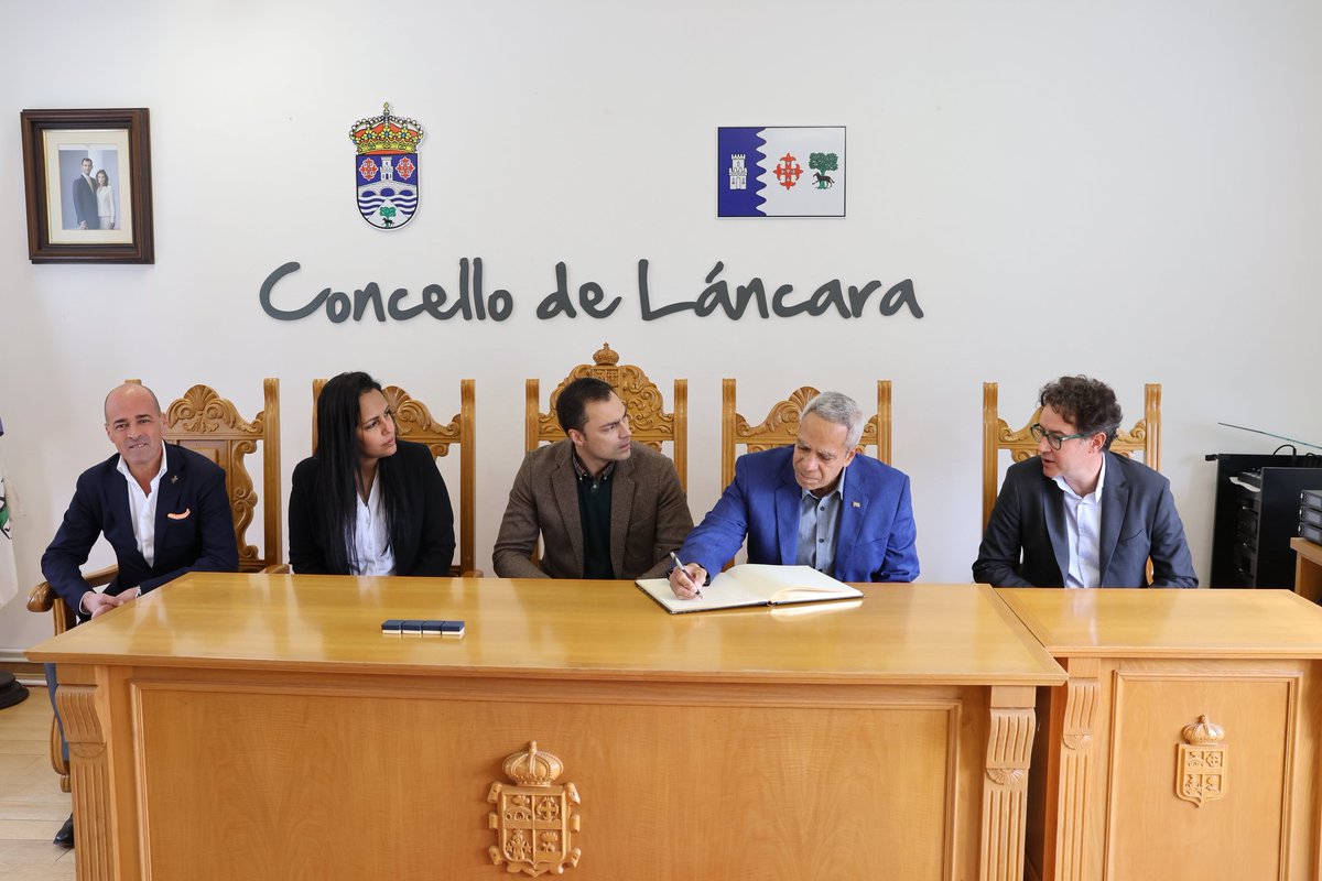 Emotiva visita de delegación empresarial cubana a Casa Museo "Ángel Castro". Un símbolo de Cuba en Galicia,muestra tangible de los lazos que unen ambos pueblos.Fueron recibidos en Ayuntamiento,donde se firmó Libro de Honor,mismo que firmara #Fidel durante su inolvidable visita.