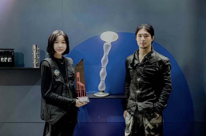 Exciting news from #SaloneSatellite Award 2024! Qian Chang, a designer from #Ningbo, and Bian Zhen, scooped up the top prize for their lamp combining inflatable pvc with a tensioned aluminium structure. A proud moment for Chinese design! 🇨🇳✨ #NingboArt #NingboPride