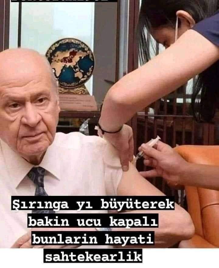 Pandemi döneminde çekilen bu fotoğrafın açıklaması nedir? Devlet Bahçeli niye aşı olur gibi poz vermiştir? İğnenin koruyucu plastik kapağı kapalıyken nasıl aşı yapılabilmektedir? Bu şahıs kimin hesabına çalışıyor?