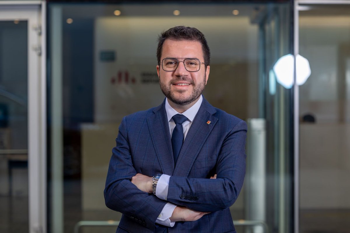 Acudit's tweet photo. Començada la temporada de festivals, el MHP Pere Aragonès deixa la primera línia política per anar a posar birres a l'Acampada Jove https://t.co/USHOAZTUW9