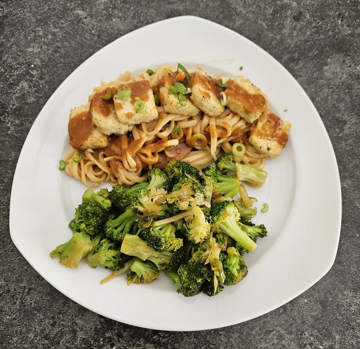 Mahlzeit ‼️

Noodles with Peanut Sauce,  Broccoli and Tofu 

#veganfood #vegan #foodblog #foodblogger #twittersupperclub #foodphotography