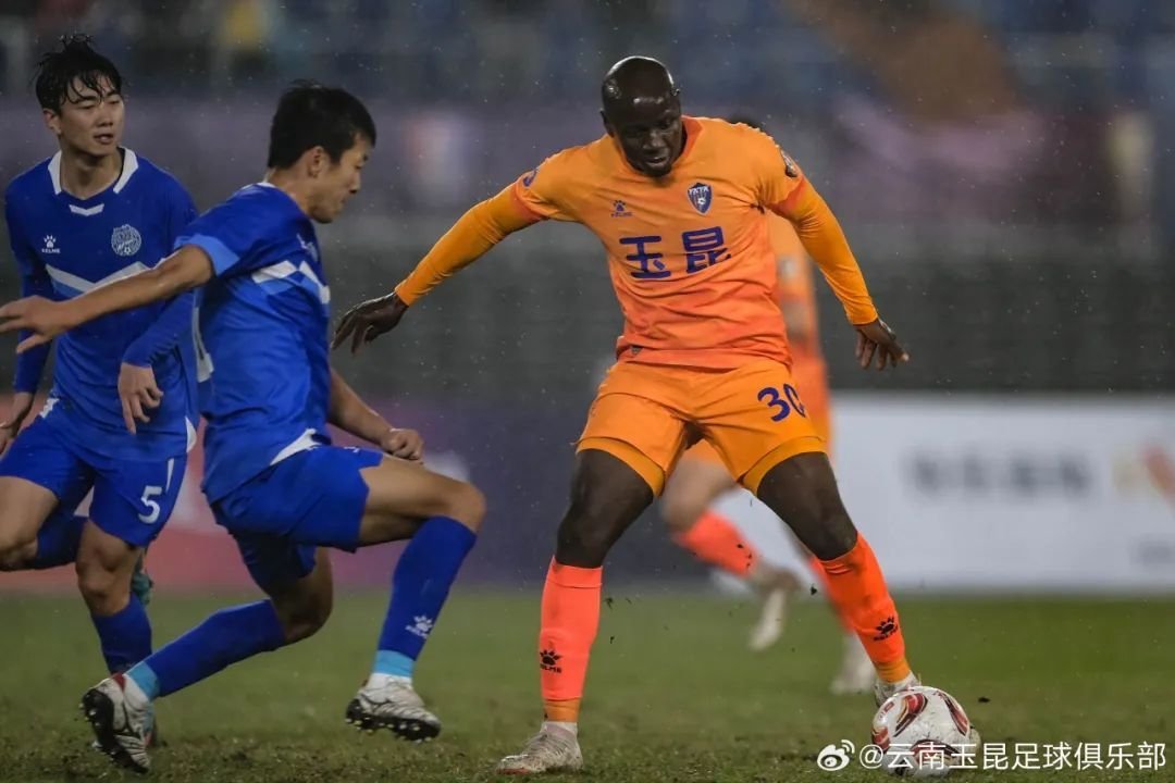 Nyasha Mushekwi is on fire! A brace for the books as he leads Yunnan Yukun FC to a 5️⃣-1️⃣ victory against Yanbian Longding in the #ChinaLeagueOne. Nyasha has now scored 8 goals in 10 appearances since joining Yunnan Yukun FC! 💪🇿🇼🔥⚽️ ⚽