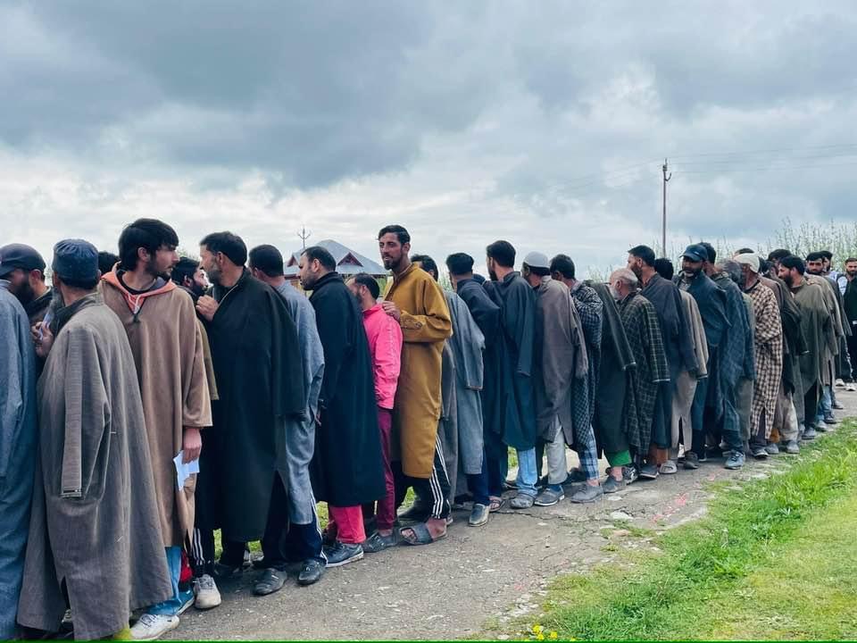 Let's Vote! #YouAreTheOne Enthusiastic voters are in a queue to cast their votes in the #Srinagar parliamentary constituency 📷 @ceo_UTJK #GeneralElections2024 #ChunavKaParv #DeshKaGarv #LokSabaElections2024
