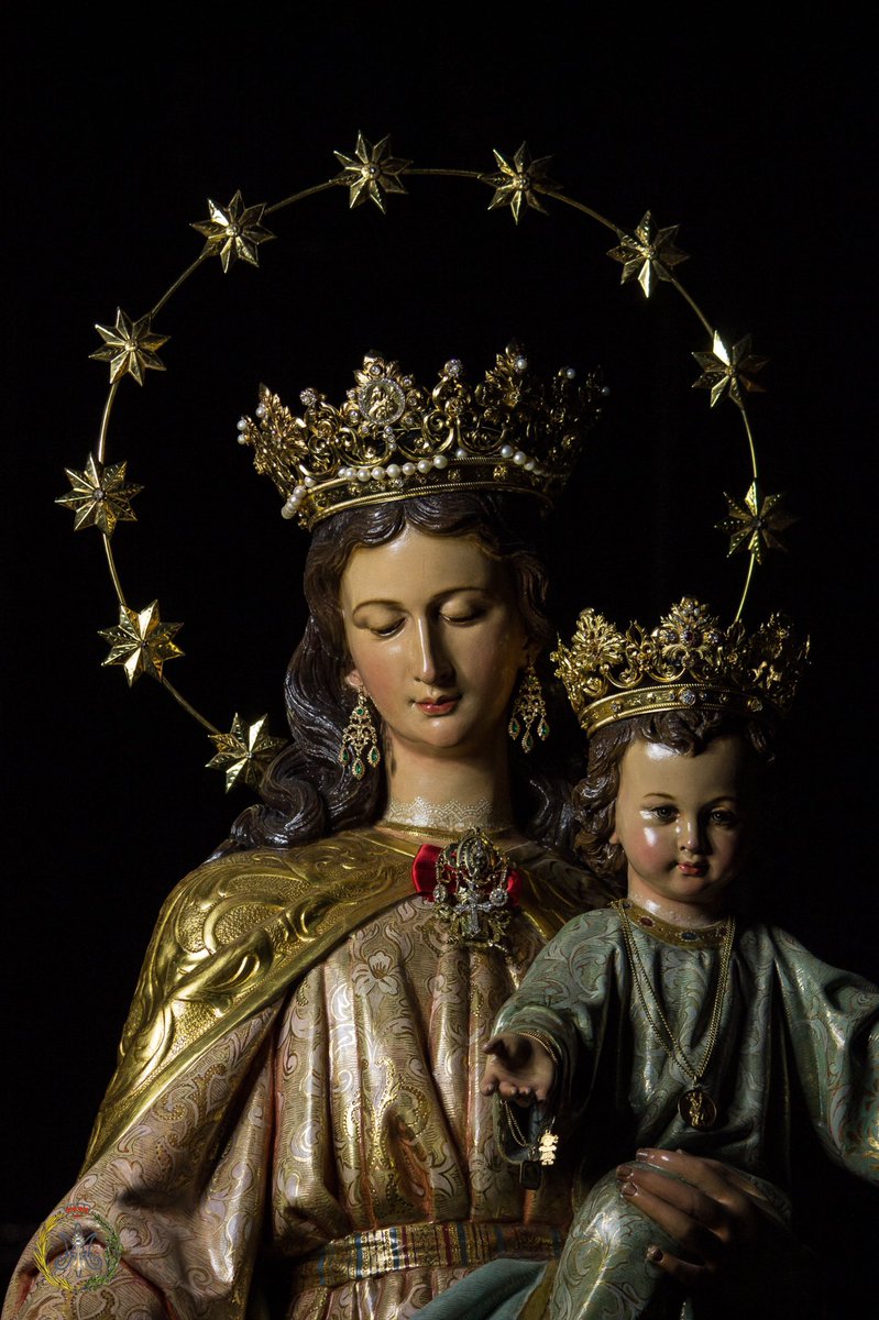 Altar de Besapies de María Auxiliadora, en el LXX Aniversario de su Coronación Canónica. Foto: @Paulagrande_ @MAuxiliadoraC #TDSCofrade #TDSActualidad