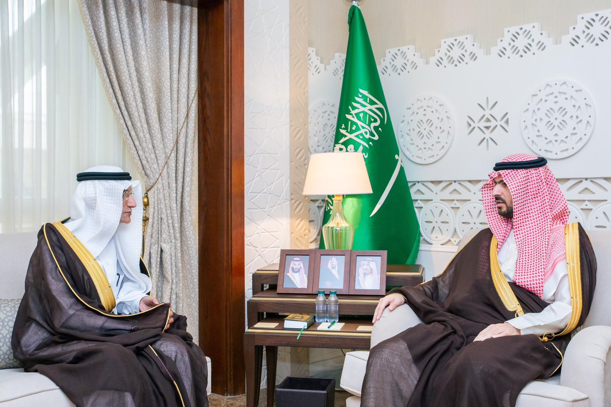 emara_sharqia's tweet photo. استقبل صاحب السمو الملكي الأمير سعود بن بندر بن عبدالعزيز
#نائب_أمير_الشرقية
في مكتب سموه بديوان الإمارة اليوم الاثنين الرئيس التنفيذي للمؤسسة العامة لجسر الملك فهد الأستاذ يوسف العبدان.

وثمن سمو نائب أمير المنطقة الشرقية ما تقدمه المؤسسة من جهود لخدمة المسافرين ، والتكامل مع جميع الجهات العاملة في المنفذ.

ورفع العبدان الشكر لسمو نائب أمير المنطقة الشرقية على اهتمامه ومتابعته للإجراءات المقدمة للمسافرين.