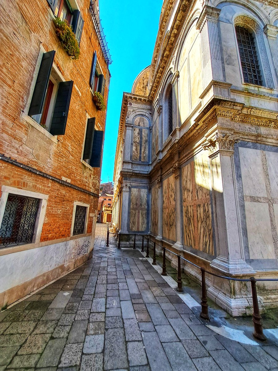 la Chiesa di Santa Maria dei #Miracoli. Eretta nel XV secolo su progetto di Pietro #Lombardo. #info @ChorusVenezia