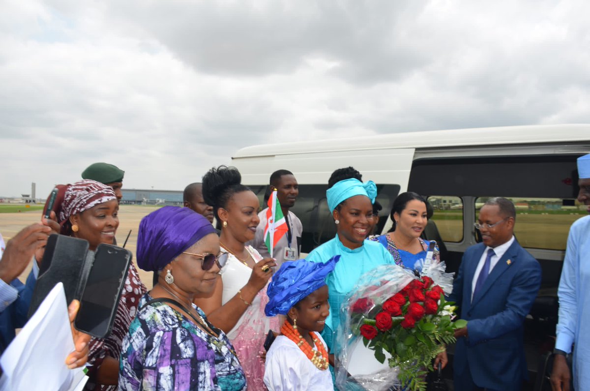 Nous avons été honoré d accueillir son Excellence Angeline Ndayishimiye, Première Dame du Burundi en visite de travail au Nigéria. Nous lui souhaitons un agréable séjour et des travaux fructueux <a href="/OPDD_Burundi/">OPDD-Burundi</a> ,<a href="/NtareHouse/">Ntare Rushatsi House</a>
<a href="/MAEBurundi/">MAEIRCD</a>