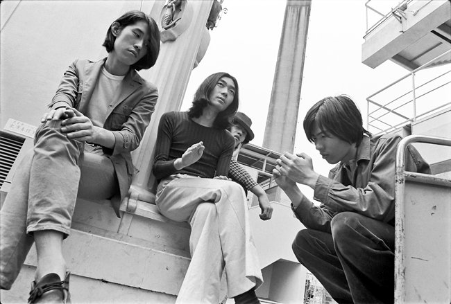 bird_is_free's tweet photo. ～はっぴいえんど
ルーフトップ・コンサート～

1970年5月16日(土)
『シブヤ西武MAYカーニバル』
於)渋谷西武屋上

彼等が当日演奏したエリアと
休憩した柱を特定出来た
当時は遊戯施設があったのか

細野晴臣 22
大瀧詠一 21
松本隆 20
鈴木茂 18

音楽する四人の若者・・
この美しい顔を見てほしい https://t.co/uS7lSLwY16