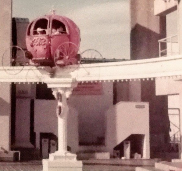 bird_is_free's tweet photo. ～はっぴいえんど
ルーフトップ・コンサート～

1970年5月16日(土)
『シブヤ西武MAYカーニバル』
於)渋谷西武屋上

彼等が当日演奏したエリアと
休憩した柱を特定出来た
当時は遊戯施設があったのか

細野晴臣 22
大瀧詠一 21
松本隆 20
鈴木茂 18

音楽する四人の若者・・
この美しい顔を見てほしい https://t.co/uS7lSLwY16