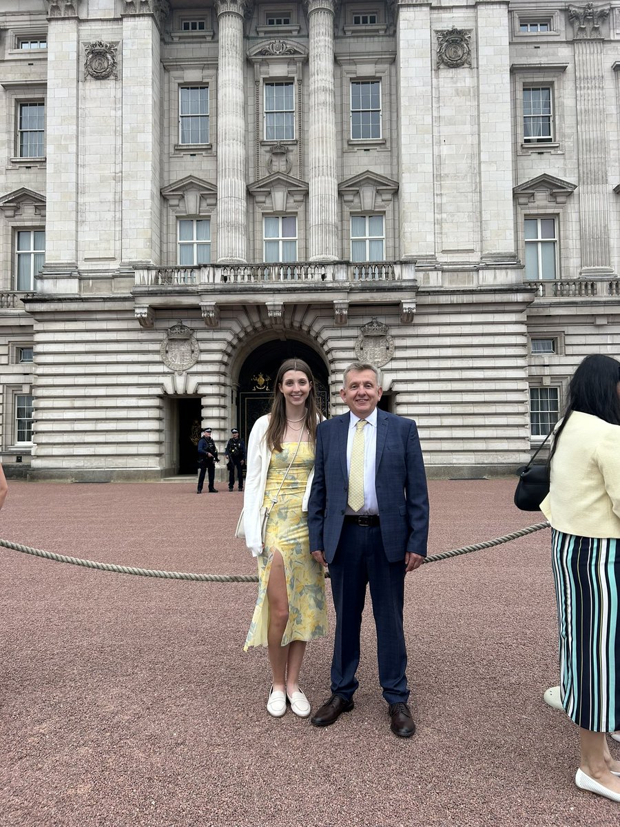 Can’t stand those smug parents who
post pictures of their kids going to Buckingham Palace. What are they thinking?
#DofE