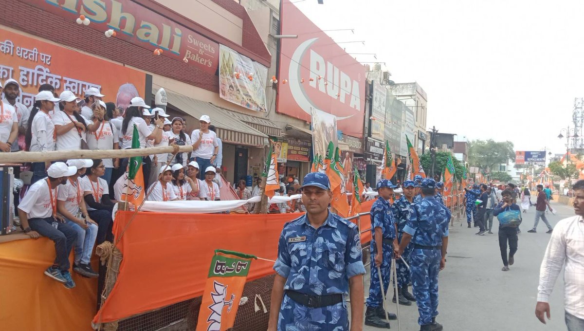 Preparations for PM Narendra Modi's road show in Varanasi. #LokSabaElections2024 #KhabarLahariyaOnGround