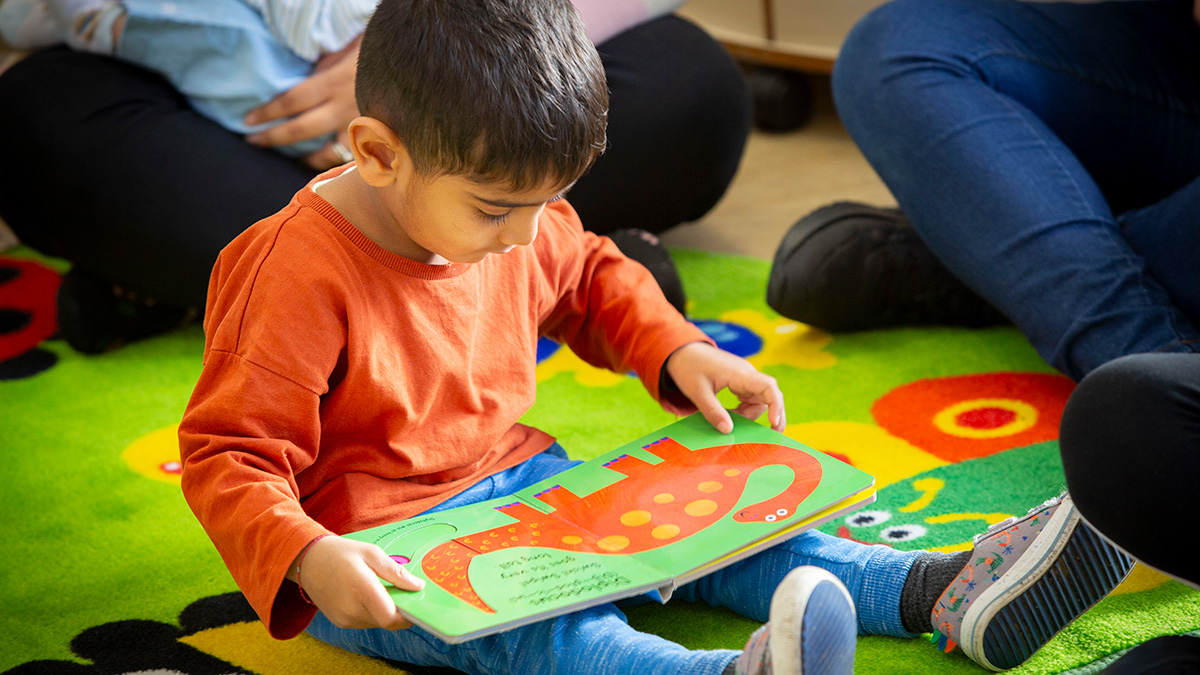 It's #MentalHealthAwarenessWeek - but did you know that shared reading and reading for pleasure can have a big impact on children's wellbeing? Here's what the research shows... 🧵