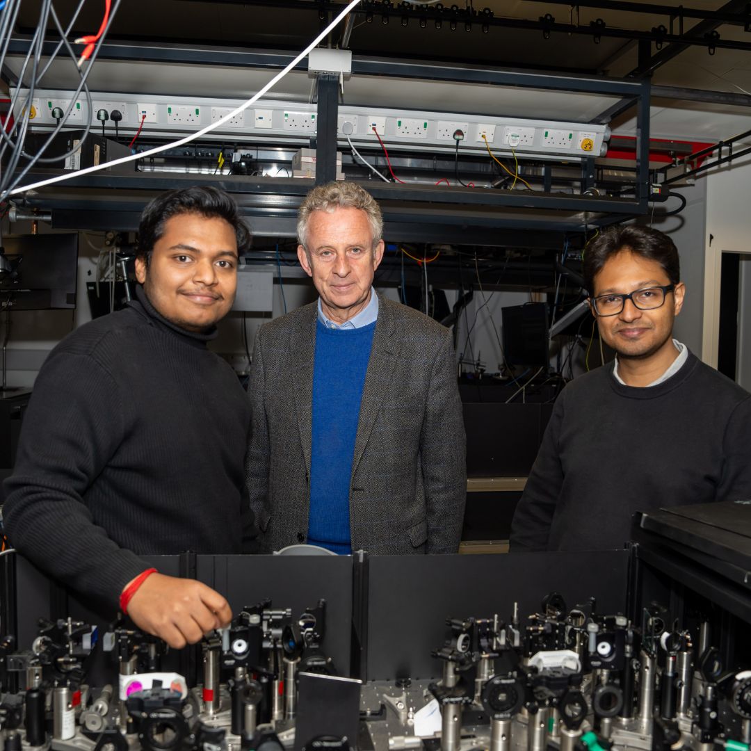 Scientists have found a way to stop the #quantum dance of atoms seen by electrons in carbon-based organic molecules. This discovery can enhance the performance of light-emitting molecules used in displays and biomedical imaging. buff.ly/4ba1HDs
<a href="/stjohnscam/">St John's College, Cambridge</a> <a href="/PratyushG_UCam/">Pratyush Ghosh</a>