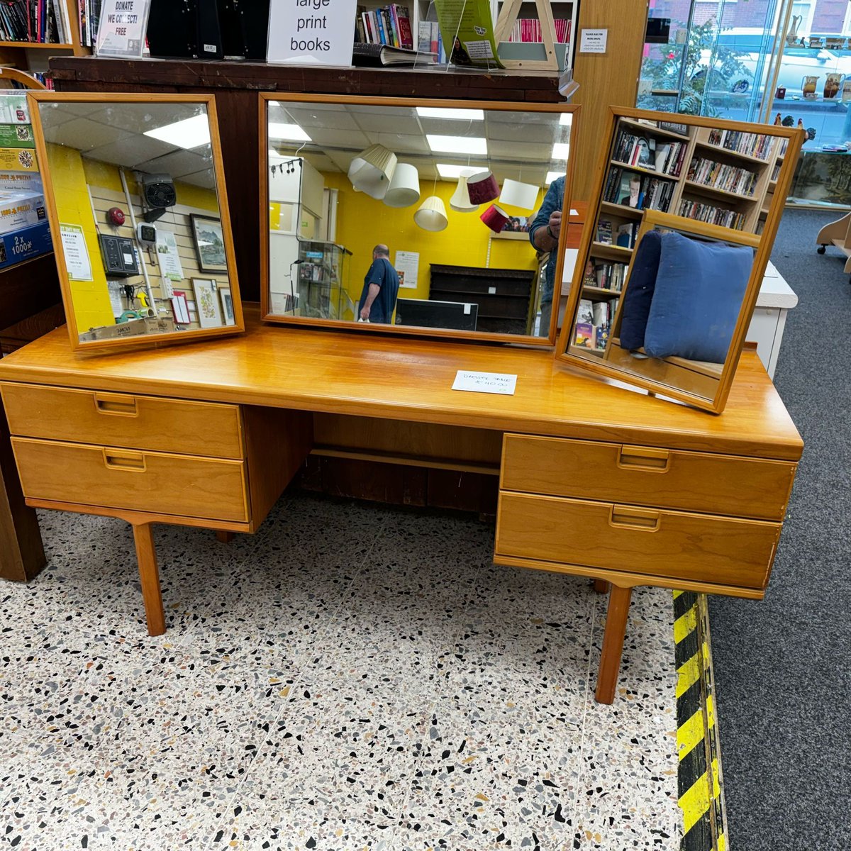 Dressing Table £40
We are in need of good condition donations to continue our work. We operate a local collection service for large furniture, call the shop 02380 779580. #secondhandfurniture #southampton #retrofurniture #charityshops #foundinoxfam #shirley #oxfamshops #furniture