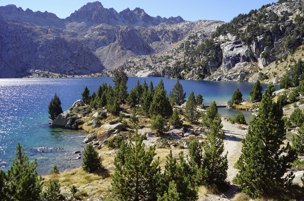 Have you seen a view as amazing as this one? 😍 ⛰️ Just a 2-hour drive from Lleida Airport, Aigüestortes i Estany de Sant Maurici National Park is perfect to explore with over 200 rivers, streams and lakes, and picturesque landscape! bit.ly/3VQRQOd #VisitSpain