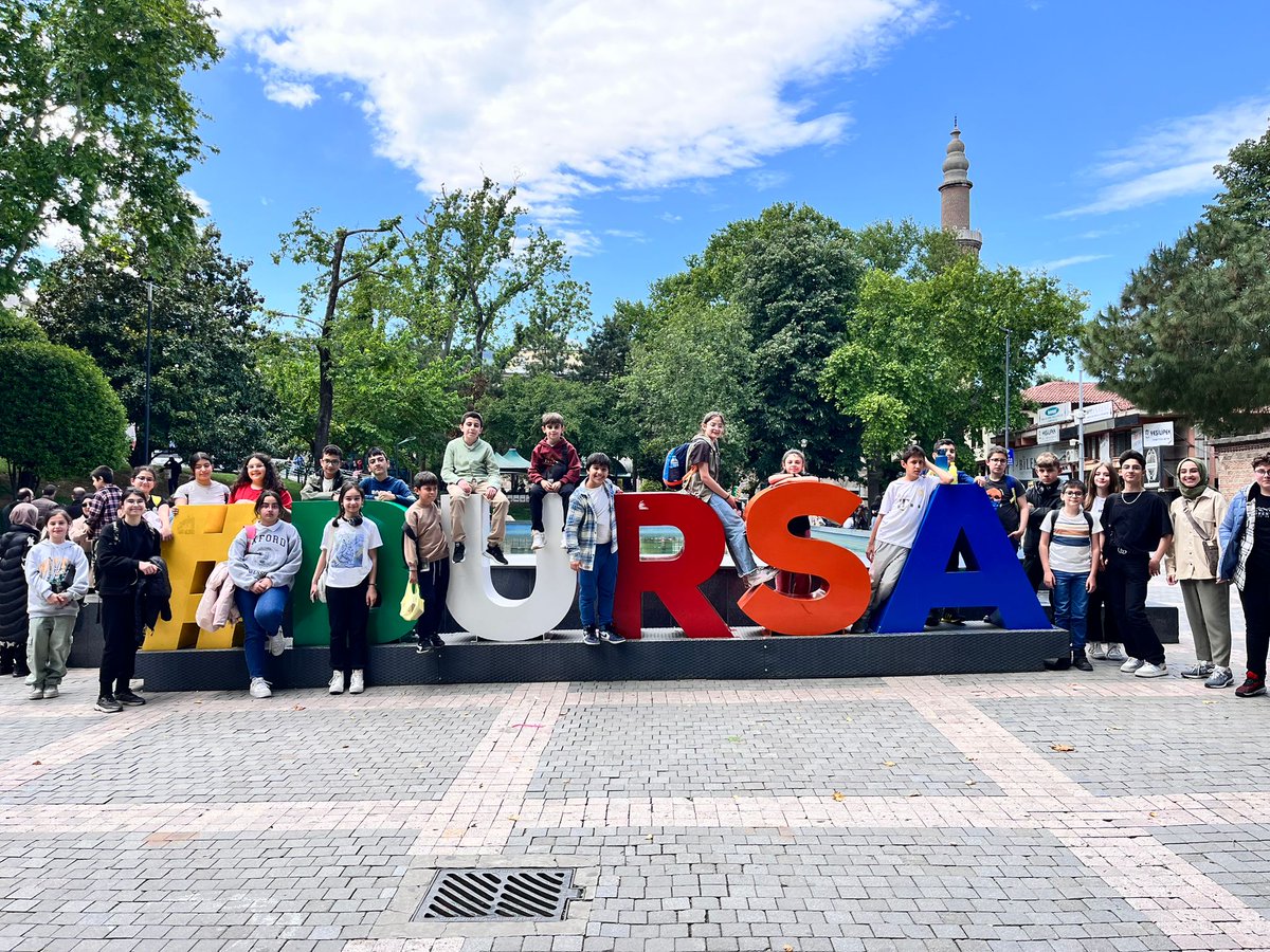 Başiskele Çocuk Üniversitesi 4. Kademe öğrencilerimizle Bursa Bilim ve Kültür Gezisi düzenledik. 🔭💫 Öğrencilerimizle Gökmen Havacılık ve Uzay Merkezi (GUHEM), Ulu Camii, Kozahan ve Kapalıçarşı’da gezerek hem öğrendik hem eğlendik. ☺️ #Gönüldenİşler