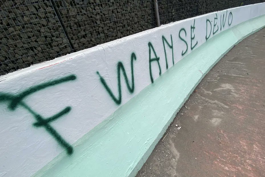 'Fwansé Déwo' : que signifient ces inscriptions sur les #routes de #Martinique ? la1ere.francetvinfo.fr/martinique/fwa…