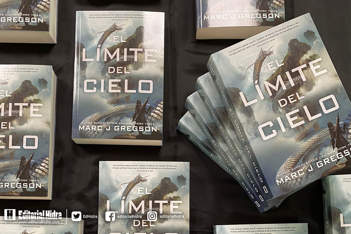 📢 ¡Ya disponible en librerías españolas #ElLímiteDelCielo, el comienzo de la trilogía de @MJG_Write! 📚 Islas flotantes, serpientes gigantes y barcos voladores. Una historia de venganza y competición a vida o muerte que será adaptada a película. 👉editorialhidra.com/libro/el-limit…