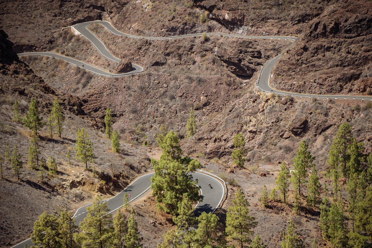 La isla donde la pasión por la bici se funde con su belleza natural existe y se llama #GranCanaria 🌄 Emociónate en este destino donde cada recorrido te permite conectar con su diversidad de paisajes y desafiar tus límites 🚴 Descúbrela 👉 bit.ly/3ouyBIL #GCTriBikeRun