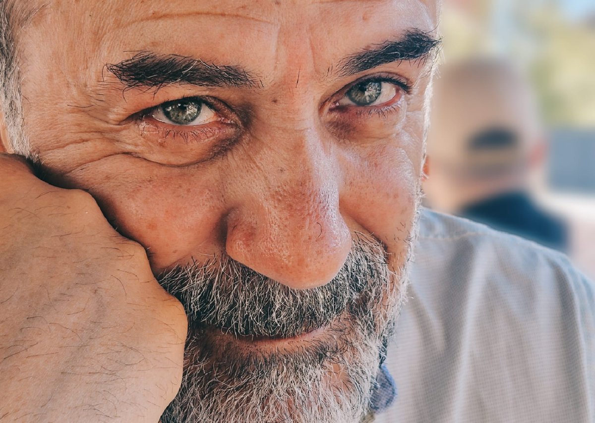 Dudak aralığına konan minik tebessüm, gözlerindeki ışıltıyı örtmeye yetiyorsa eğer, yüzünde yeşeren hüzünün derin bir hikayesi var demektir... ( Giyasettin Şehir )