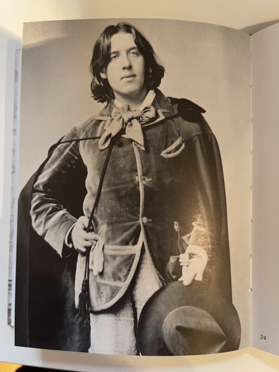 „Jeder große Mann hat seine Jünger, und immer ist es Judas, der die Biographie schreibt.“ Oscar Wilde #SpruchdesTages - Bild zeigt den irischen Schriftsteller um 1890.