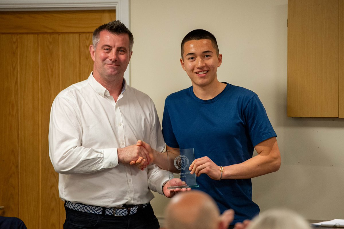 🏆𝐆𝐨𝐚𝐥 𝐨𝐟 𝐭𝐡𝐞 𝐒𝐞𝐚𝐬𝐨𝐧 𝟐𝟎𝟐𝟑-𝟐𝟒 This season's Goal of the Season was was voted on by everyone at the Presentation Evening and the winner was Oli Yun (@oliyun03) for his goal in the 3-1 win at Basildon United on 26th March and presented by Alan Lee.