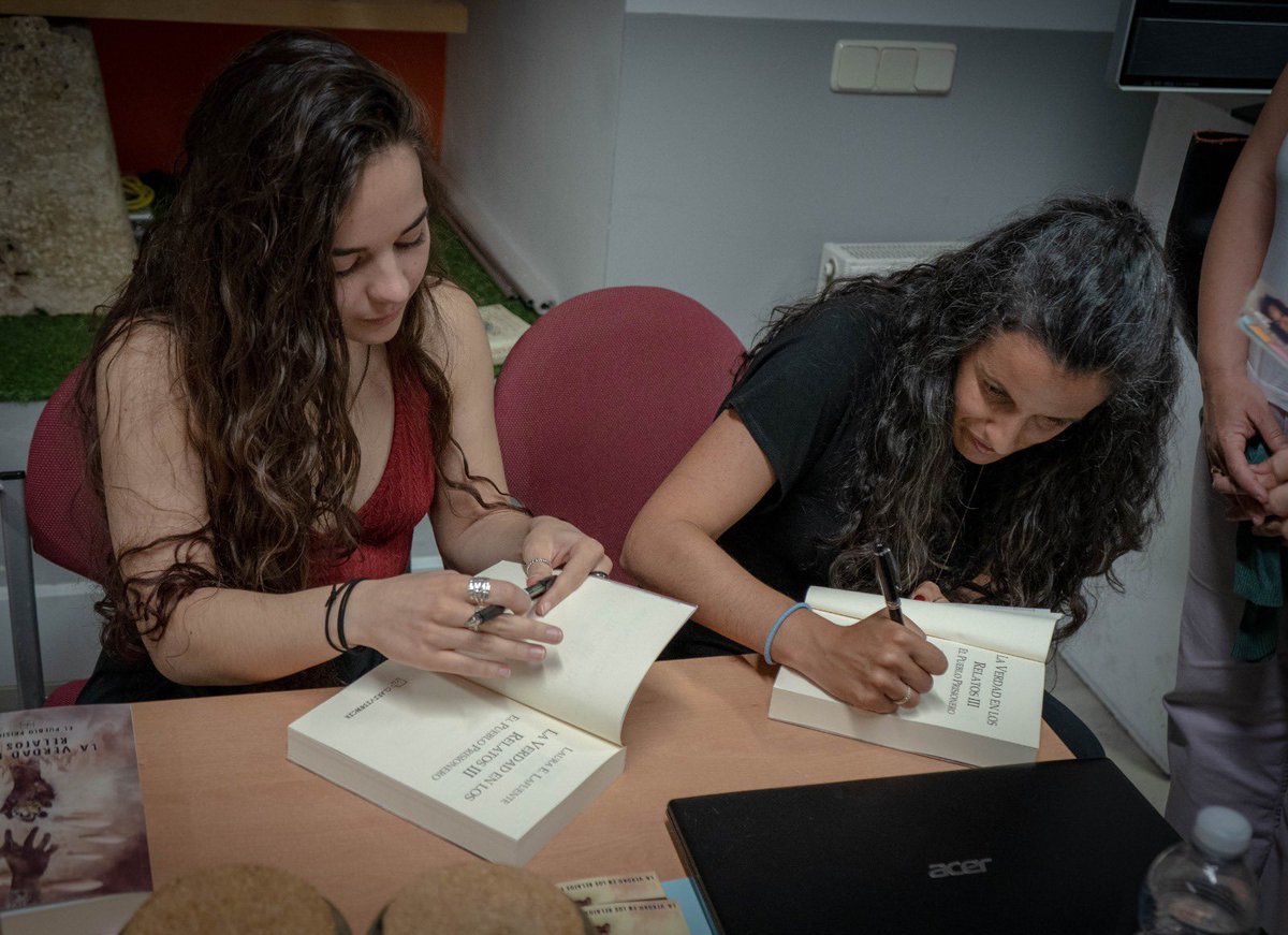 Este finde ha estado genial y ojalá no se hubiese terminado nunca peeeeero vuelve a ser lunes otra vez.  Para que me (y os) sea más ameno quedamos esta tarde por estos lares twitch.tv/juwdies con musiquita y así os cuento también qué tal las presentaciones del libro♥️