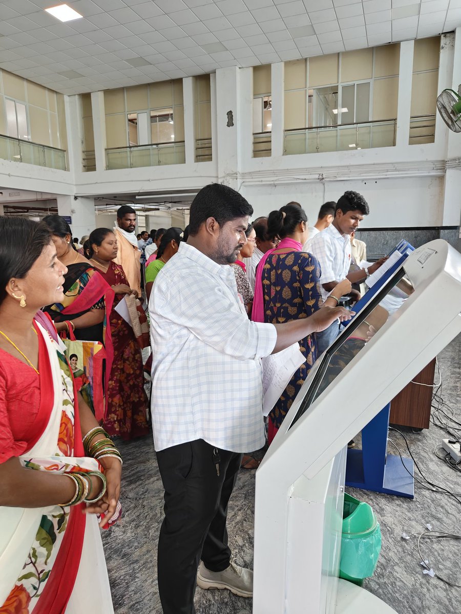 AiimsBibinagar's tweet image. Installation of Digital kiosks for patient registration has reduced the long queues &amp;amp; waiting time to avail the services. Average daily footfall of 1500 patients visit AIIMS, Bibinagar.
#betterservice
#satisfiedpatients

@MoHFW_INDIA