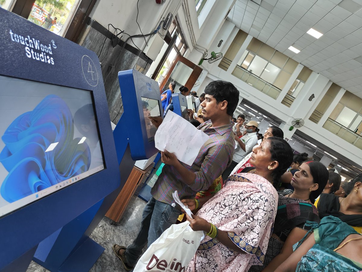 AiimsBibinagar's tweet image. Installation of Digital kiosks for patient registration has reduced the long queues &amp;amp; waiting time to avail the services. Average daily footfall of 1500 patients visit AIIMS, Bibinagar.
#betterservice
#satisfiedpatients

@MoHFW_INDIA