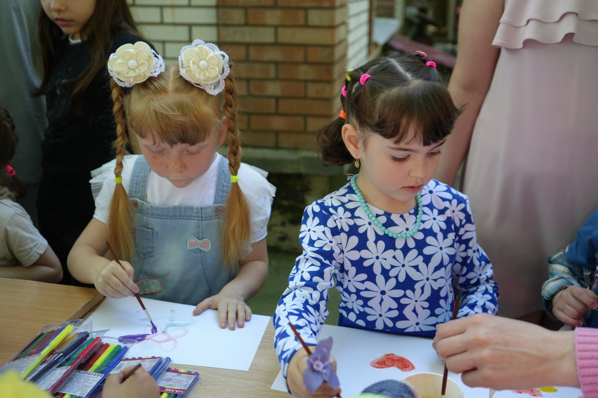 In an IDP dormitory in Kyiv, IOM, with funds from @USAIDsaveslives, helped to set up a playground with a Swedish wall, sandbox and table tennis — a safe place for children to have fun and socialize during upcoming summer days. Read what residents think: bit.ly/44CSlgS