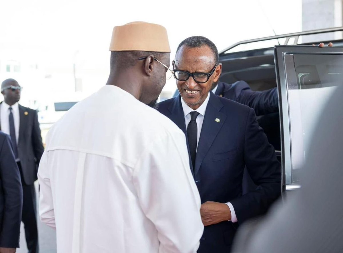 Kagame raccompagné à son départ de Dakar par le Premier ministre Ousmane Sonko #Kebetu