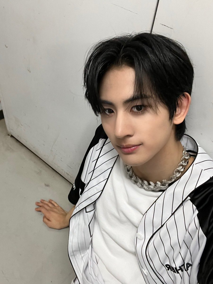 YOUNITE_twt's tweet photo. 대기시간에😅😅

#형석 #HYUNGSEOK https://t.co/SWT7xKGktU