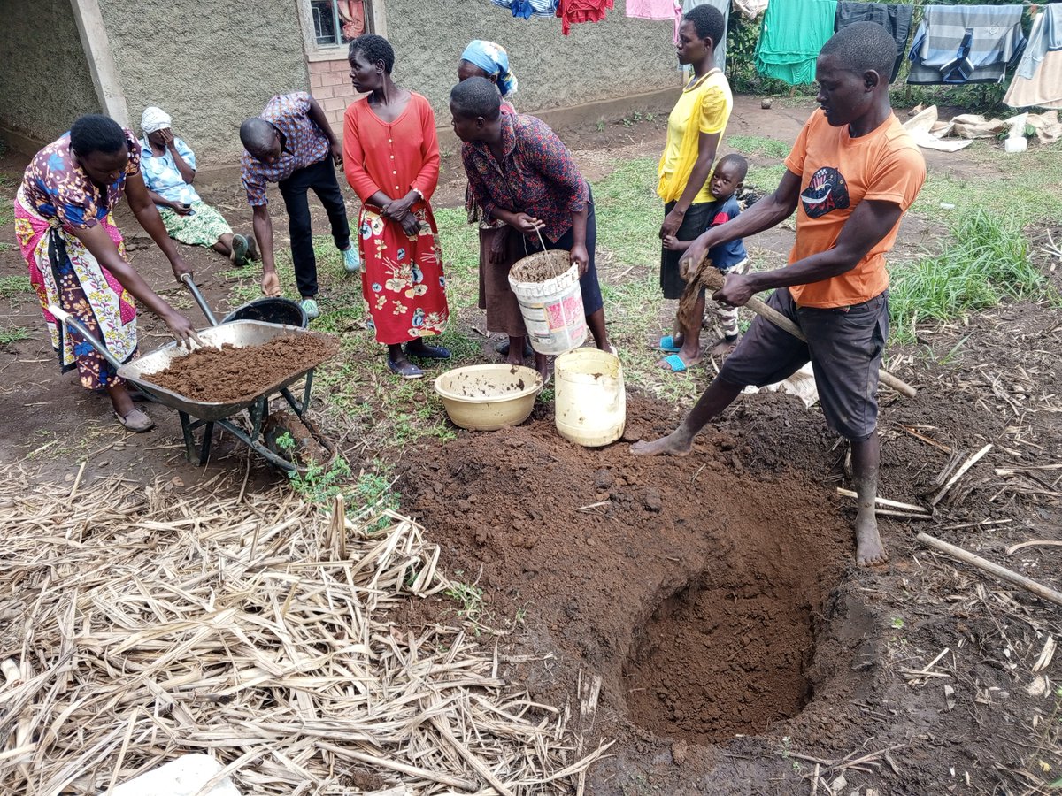 eco2libriumllc's tweet photo. This is new Mabuusi Installer group in an #installation training at East Sang'alo, Kanduyi, Bungoma County. Get one Upesi #cookstove at only 160 shillings with free installation. https://t.co/VBD2eRXorN