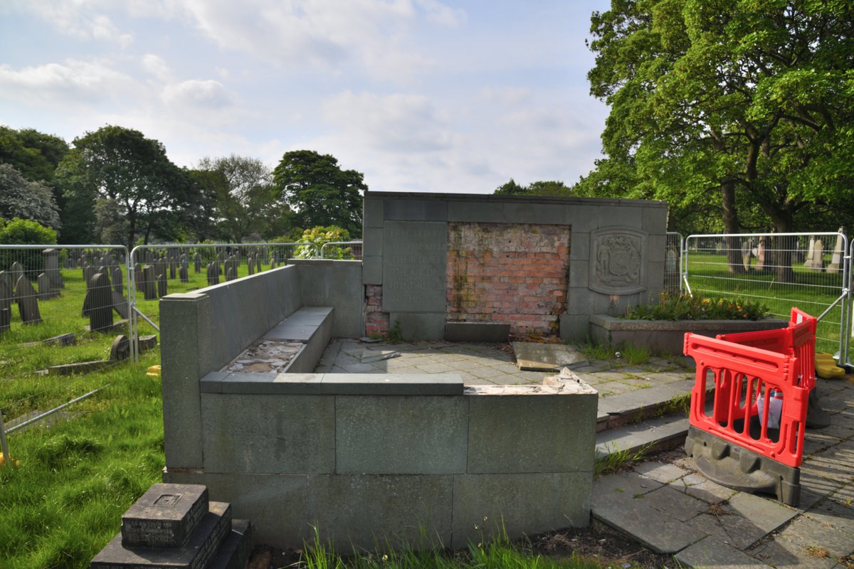 Liverpool1207's tweet photo. On one of the saddest days in #Liverpools history, the 13th May 1941, would see 550 victims of the #MayBlitz buried at Anfield Cemetery, many un-named.
A permanent memorial was erected in 1951 and it is very very sad that such a key local memorial is now in this shameful state. https://t.co/iGxoHjnyZR