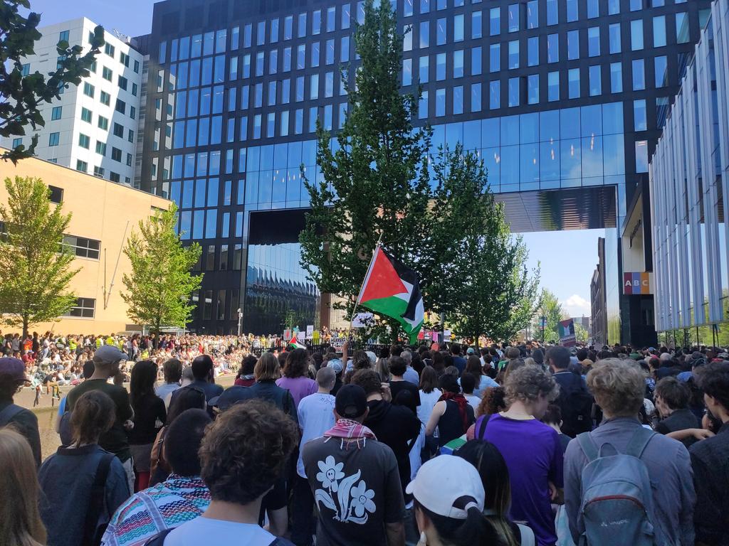 Beautiful images from Roeterseiland #UvA staff join a #national #walkout to protest UvA's handling of peaceful student actions last week, to support the democratic right to #protest, & to stand in #solidarity with staff & students subjected to violence. @UvA_Amsterdam