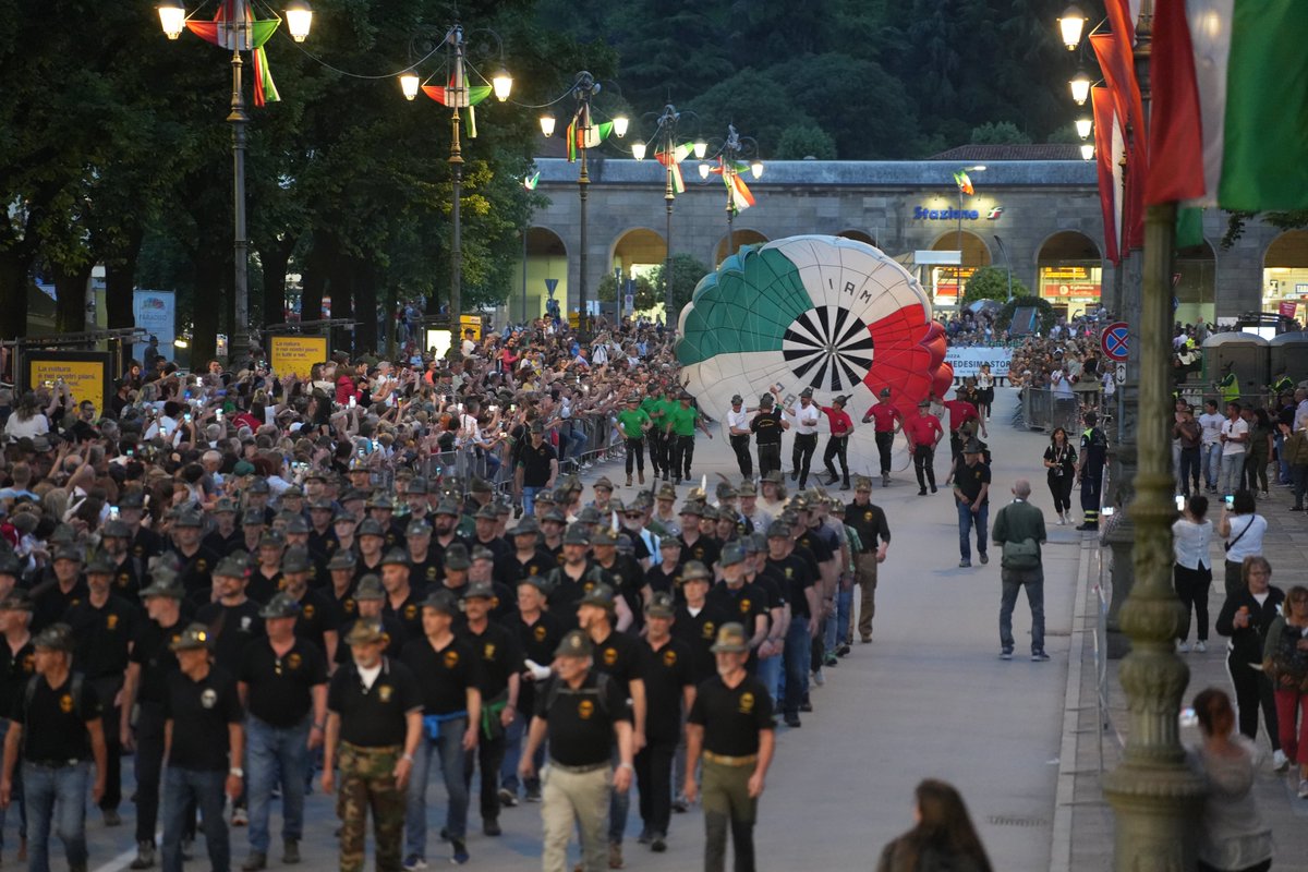 In 100mila sfilano a Vicenza nel segno della pace - 🇮🇹💓🔗bit.ly/4dChigE - #adunatalpini2024 #alpini #associazionenazionalealpini #vicenza #biella #pace
