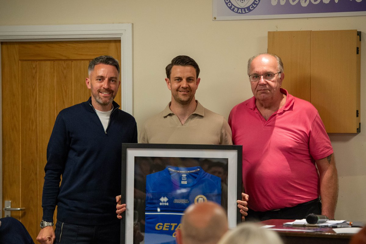 🏆 𝐎𝐮𝐭𝐠𝐨𝐢𝐧𝐠 𝐂𝐥𝐮𝐛 𝐂𝐚𝐩𝐭𝐚𝐢𝐧 𝐀𝐰𝐚𝐫𝐝 Outgoing Club Captain Ollie Fenn (@OllieFenn) was presented with a framed 23-24 shirt to thank him for his excellent service to the Club, presented by Manager Cole Skuse and Chairman Russell Ward.